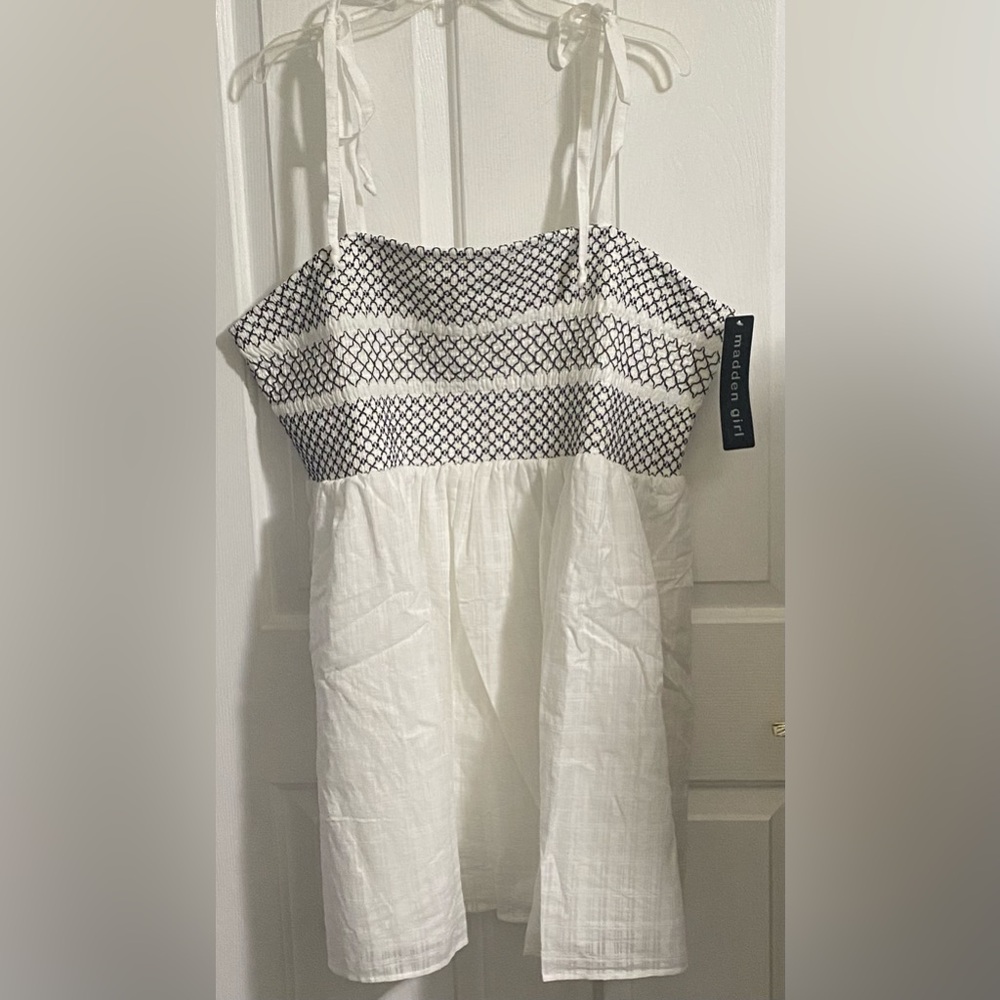 NWT.. MADDEN GIRL WOMENS PLUS WHITE TIE SHOULDER TIE SMOCKED DRESS - Picture 11 of 13